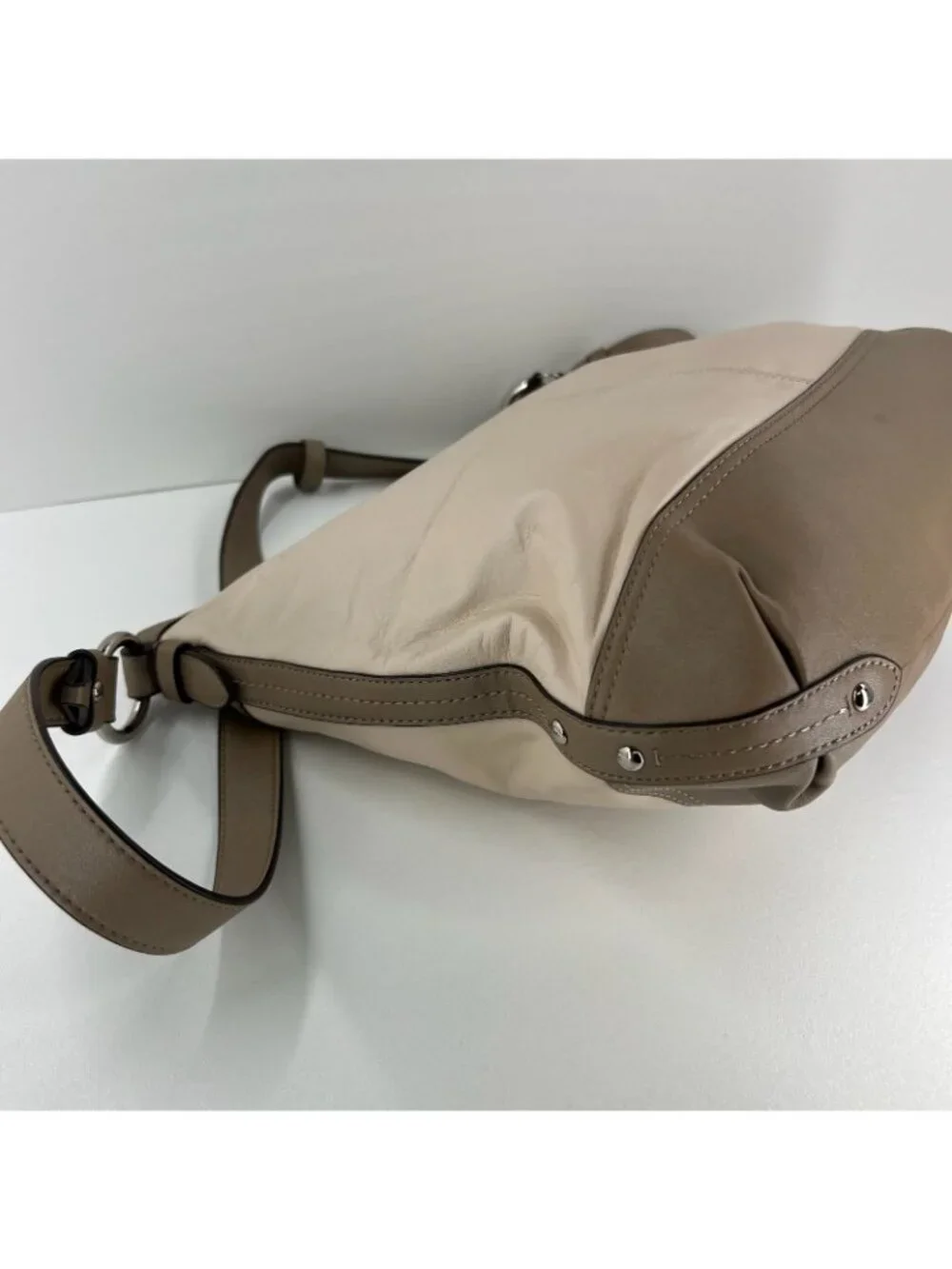 Coach Park Leather Duffle Hobo Shoulder Bag Large Pleated Zip Two Tone Cream Tan